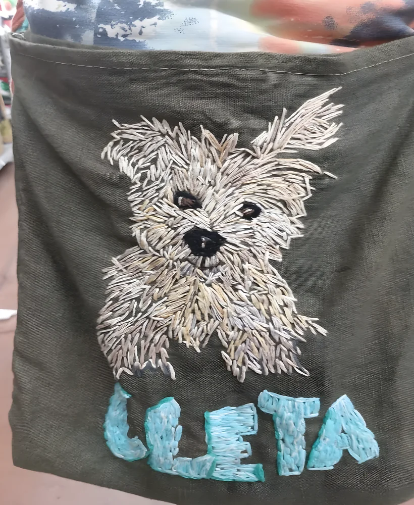La bolsa original bordada a mano con el retrato de Cleta