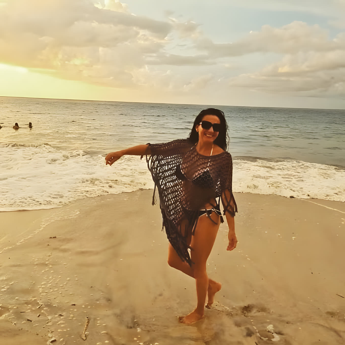 Poncho de red en arena, caminando por la playa