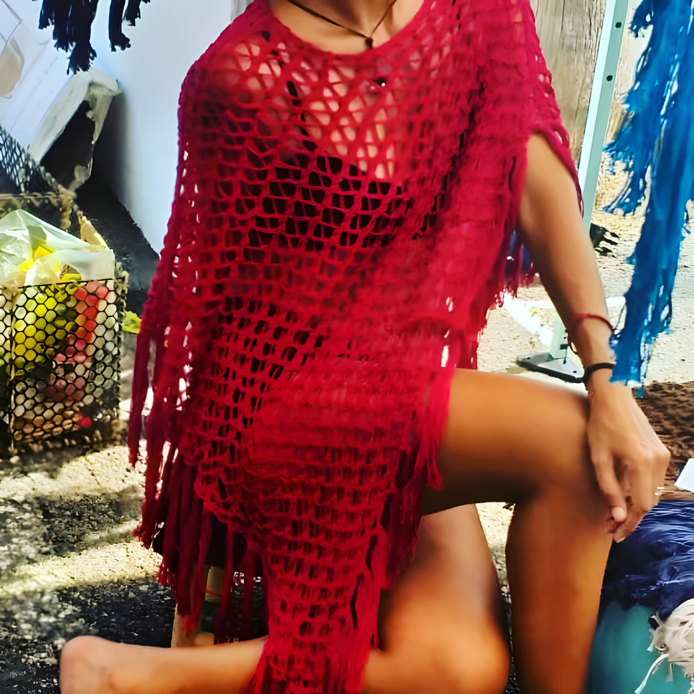 Poncho de red en rojo granada con flecos largos